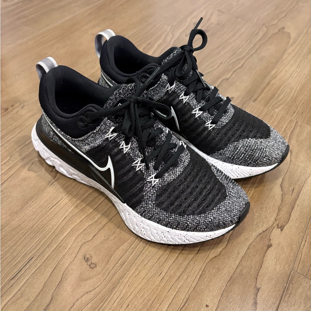 Nike Black and White Running Shoes